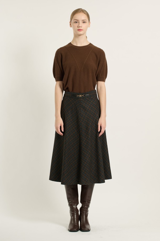 [25WT] 훌 체크 스커트 - DARK KHAKI B5D9S20283는 여성스러운 실루엣을 연출하는 다크 카키 컬러의 체크 스커트입니다. 가을, 겨울 시즌에 어울리는 중간 두께의 플레어 A라인 스커트로, 우아하고 클래식한 스타일을 제안합니다. 폴리에스터와 모 혼방 소재로 제작되어 편안함과 고급스러운 분위기를 동시에 느낄 수 있습니다. 허리 부분의 섬세한 디테일과 다리 라인을 아름답게 강조하는 디자인이 특징입니다. 오피스룩, 모임룩, 가을 나들이룩 등 다양한 TPO에 활용 가능한 미디 스커트입니다.
