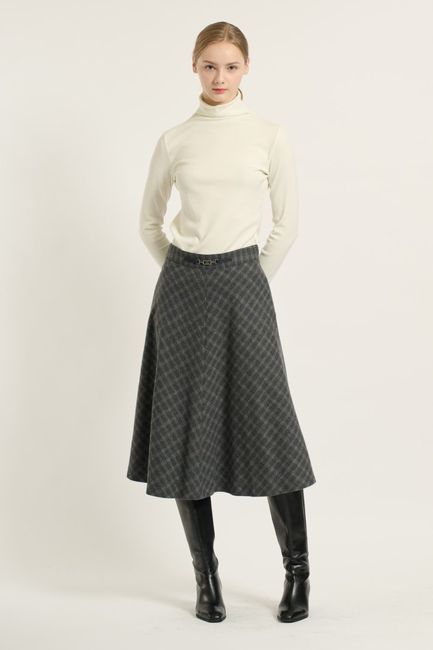 [25WT] 훌 체크 스커트 - M GRAY (B5D9S20216)는 여성스러운 무드를 연출하는 훌 스커트입니다. M GRAY 색상의 체크 패턴으로, 겨울철 데일리룩, 모임룩, 데이트룩 등 다양한 TPO에 활용하기 좋습니다. 부드러운 촉감의 폴리에스터, 모 혼방 소재로 제작되었으며, 허리선의 슬림한 벨트 디테일과 자연스럽게 퍼지는 A라인/플레어 실루엣이 특징입니다. 슬림 핏으로 우아하고 여성스러운 스타일을 완성하며, 다양한 상의와 매치하여 클래식, 미니멀, 로맨틱 스타일을 연출할 수 있습니다. 두께감 있는 소재로 따뜻하게 착용 가능하며, 편안한 착용감을 선사합니다.
