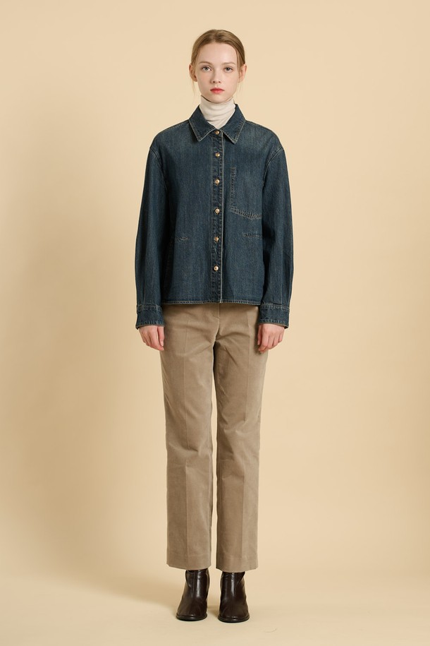 다크 블루 컬러의 [25WT] 포켓 포인트 데님 블라우스입니다. 면 소재로 제작되어 부드러운 촉감을 선사하며, 레귤러핏과 긴 소매 기장으로 편안하게 착용할 수 있습니다. 심플한 디자인에 포켓 디테일이 더해져 캐주얼한 매력을 더하며, 카라넥과 버튼 클로징으로 클래식한 무드를 연출합니다. 봄, 가을 시즌에 출근룩 또는 데이트룩 등 다양한 TPO에 맞춰 스타일리시하게 연출해보세요. 베이직하면서도 세련된 디자인으로 미니멀한 스타일을 즐기는 여성분들에게 추천합니다.
