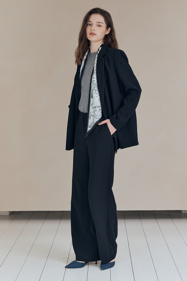 [25FA] 더블브레스티드 재킷 - BLACK A5F8J12299는 여성 고객을 위한 아우터 상품입니다. 모던, 클래식, 엘레강스 스타일을 추구하는 분들께 적합하며, 일상, 오피스룩, 출근룩, 모임룩 등 다양한 TPO에 활용할 수 있습니다. 레귤러핏의 블랙 컬러, 무지 패턴의 더블버튼 디자인으로 시크하고 미니멀한 스타일을 연출합니다. 폴리에스테르와 폴리우레탄 혼방 소재로 제작되어 부드러운 촉감을 선사하며, 가을 시즌에 적합한 두께감입니다. 클린한 숄더라인, 버튼 강조, 이너 레이어링 디테일, 세트업 가능한 점이 특징입니다.
