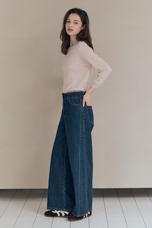 [25FA] 와이드레그 데님 팬츠 - DARK BLUE A5F8P35954는 여성용 데님 팬츠입니다. 짙은 다크 블루 컬러의 무지 면 소재로 제작되어 가을에 적합하며, 클래식한 스타일을 연출합니다. 하이웨스트 디자인과 와이드핏으로 현대적인 실루엣을 강조하며, 세련된 디자인이 돋보입니다. 가을 나들이룩이나 데이트룩에 매치하여, 미니멀하고 시크한 스타일을 완성해보세요.
