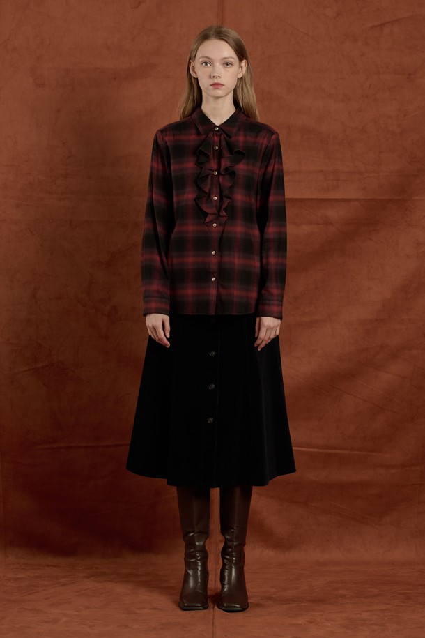 [25WT] 러플 체크 블라우스 - RED B5W9B40224는 여성용 블라우스로, 클래식하고 페미닌한 스타일을 연출합니다. 레드와 카키 두 가지 컬러로 출시되었으며, 면과 레이온 혼방 소재로 제작되어 부드러운 촉감을 선사합니다. 라운드넥에 긴 소매, 레귤러핏, 레귤러 기장으로 디자인되었으며, 체크 패턴과 러플 디테일이 특징입니다. 데이트룩, 카페룩, 모임룩 등 다양한 TPO에 미니멀, 클래식, 로맨틱 스타일로 연출할 수 있으며, 다양한 하의와 레이어드하여 사계절 내내 활용 가능합니다.
