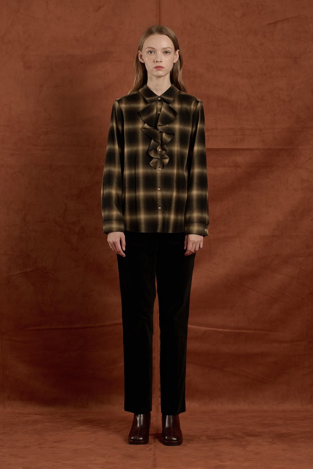 [25WT] 러플 체크 블라우스 - KHAKI B5W9B40245는 가을, 겨울 시즌에 어울리는 여성 블라우스입니다. 클래식한 무드의 카키 컬러 체크 패턴이 돋보이며, 라운드넥과 긴 소매, 레귤러핏으로 디자인되었습니다. 부드러운 면과 레이온 혼방 소재로 제작되어 간편한 착용감을 선사하며, 두꺼운 두께감으로 따뜻하게 입을 수 있습니다. 러플 디테일과 버튼 장식이 여성스러운 포인트를 더하며, 단독 또는 레이어드 스타일링 모두 활용 가능합니다. 가을 나들이룩, 겨울 데일리룩, 모임룩 등 다양한 TPO에 맞춰 클래식, 미니멀, 캐주얼 스타일로 연출해보세요.
