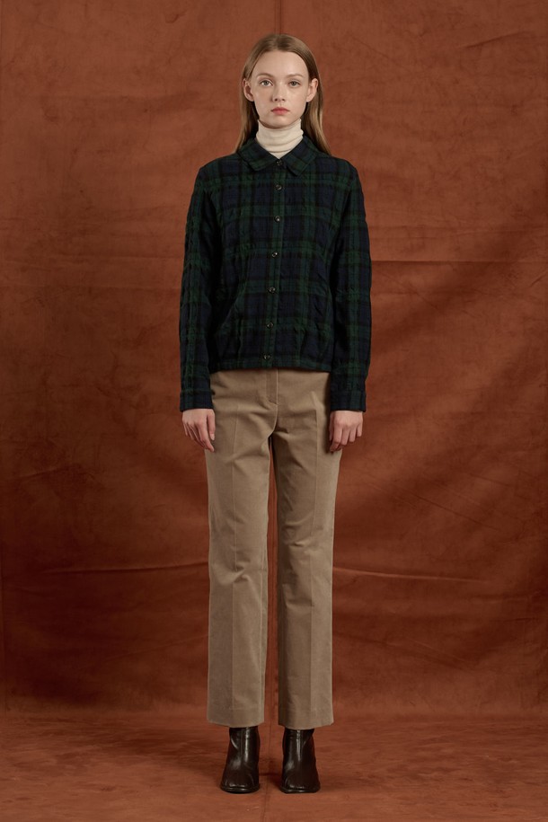 세련된 그린 체크 패턴이 돋보이는 [25WT] 울 체크 블라우스입니다. 여성스러운 실루엣을 연출하며, 가을과 겨울에 따뜻하게 착용하기 좋습니다. 고급스러운 모(wool)와 면 혼방 소재로 제작되어 부드러운 촉감을 선사합니다. 소매와 밑단 디자인으로 포인트를 더해, 오피스룩, 모임룩, 가을 나들이룩 등 다양한 TPO에 활용할 수 있습니다. 클래식하고 미니멀한 스타일을 선호하는 분들께 추천합니다.
