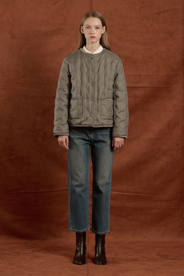 [25WT] 메탈 자수 구스 다운 - LIGHT M GRAY B5W9F80296는 여성용 아우터 구스다운입니다. 겨울철 일상 및 비즈니스 캐주얼에 적합하며, 베이직하고 캐주얼한 스타일을 연출합니다. LIGHT M GRAY 및 DARK BROWN 두 가지 색상으로 출시되었으며, 메탈 자수 포인트와 포켓 디테일이 특징입니다. 구스다운 충전재(솜털 80%, 깃털 20%)를 사용하여 가볍고 따뜻하며, 스트레이트 핏의 레귤러 기장으로 제작되었습니다. 긴 소매와 버튼 여밈 방식의 두꺼운 두께감으로 겨울철 보온성을 높였습니다.
