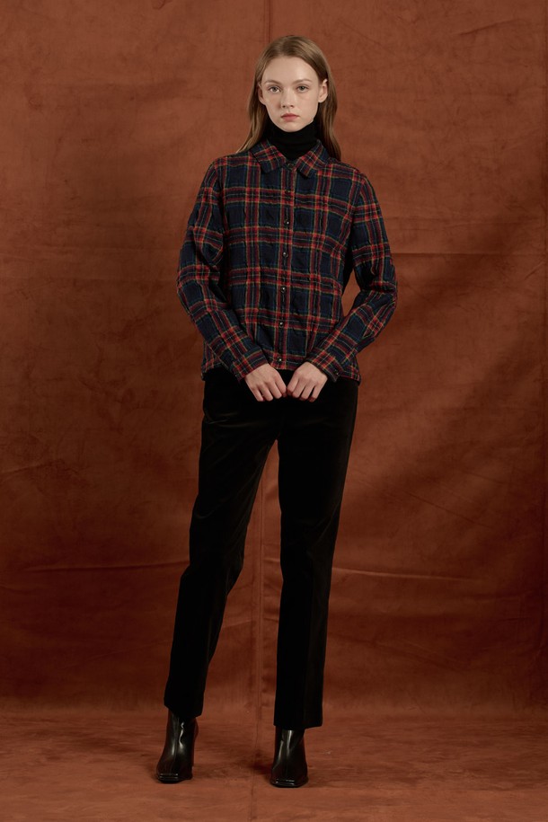 [25WT] 울 체크 블라우스 - NAVY B5W9B41055는 여성용 블라우스로, 가을과 겨울에 어울리는 두꺼운 울 소재의 체크 패턴이 특징입니다. 네이비와 그린 컬러로 출시되었으며, 클래식하고 베이직한 스타일을 연출합니다. 루즈핏으로 편안한 착용감을 제공하며, 긴 소매와 버튼 디테일이 돋보입니다. 일상복, 출근룩, 모임룩 등 다양한 TPO에 활용 가능하며, 아우터로도 활용할 수 있어 보온성을 높였습니다.
