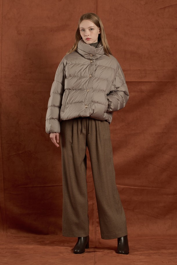 [25WT] 하이넥 구스 다운 - LIGHT KHAKI B5W9F80581은 겨울철 데일리룩에 어울리는 여성용 아우터입니다. 미니멀하고 클래식한 스타일을 추구하며, 은은한 LIGHT KHAKI 컬러가 특징입니다. 하이넥 디자인으로 목을 따뜻하게 감싸주며, 구스다운 충전재(솜털 80%, 깃털 20%)를 사용하여 뛰어난 보온성을 제공합니다. 부드러운 촉감의 폴리에스터 소재로 제작되었으며, 무지 패턴과 레귤러핏으로 깔끔한 실루엣을 연출합니다. 버튼 여밈 방식의 크롭 기장 긴소매 디자인으로, 다양한 스타일링에 활용하기 좋습니다.
