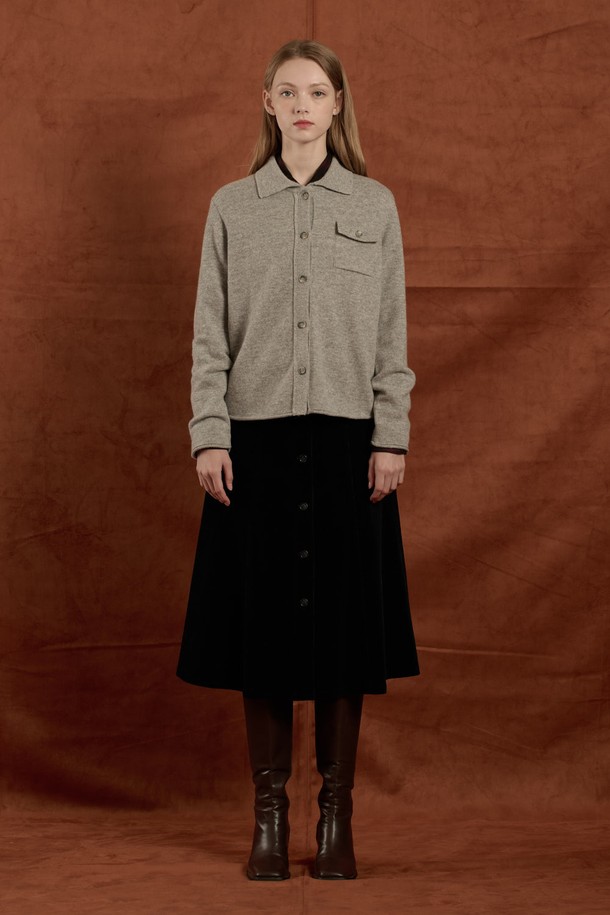 [25WT] 울 셔츠형 니트 가디건 - MULTI M GRAY B5W9K10597는 여성용 상의 니트 가디건입니다. 가을, 겨울 시즌에 어울리는 두꺼운 두께감의 울(모) 100% 소재로 제작되어 부드러운 촉감을 자랑합니다. 셔츠 칼라와 앞 단추 디자인, 왼쪽 가슴 포켓 디테일이 돋보이며, 베이직하고 클래식한 스타일을 연출합니다. 레귤러핏과 긴소매 기장으로 모임룩, 겨울 데일리룩 모두 소화 가능하며, 미니멀하고 클래식한 무드를 선호하는 분들께 추천합니다.
