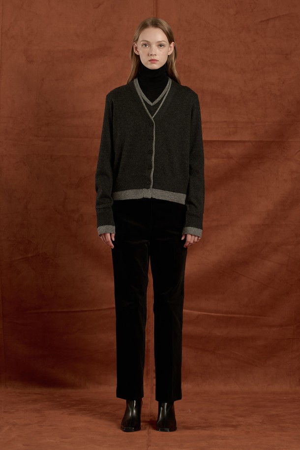 [25WT] 차콜 그레이 컬러라인 배색 니트 가디건은 여성 의류 상의 카테고리에 속하는 니트 가디건입니다. 차콜 그레이와 브라운 컬러 배색이 돋보이는 제품으로, 가을과 겨울에 따뜻하게 착용할 수 있습니다. 소매와 밑단 배색 디테일이 특징이며, 레귤러 핏에 라운드넥 디자인으로 클래식하고 베이직한 스타일을 연출합니다. 플리에스터, 울, 나일론 혼방 소재로 제작되어 부드러운 촉감과 함께 두꺼운 두께감으로 보온성을 높였습니다. 겨울 데일리룩, 모임룩, 데이트룩 등 다양한 TPO에 미니멀하고 캐주얼한 스타일로 코디하기 좋습니다.
