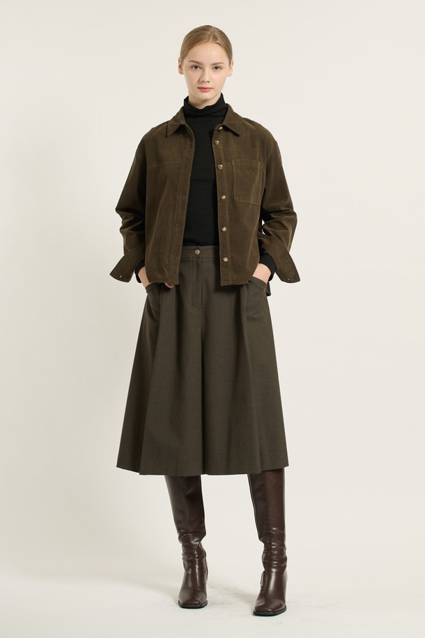 [25WT] 루즈핏 코듀로이 셔츠 - DARK KHAKI B5D9B40183는 넉넉한 루즈핏으로 편안한 착용감을 선사하는 셔츠입니다. 부드러운 촉감의 코듀로이 소재로 제작되어 봄, 가을 시즌에 활용하기 좋으며, 다크 카키 컬러가 세련된 분위기를 더합니다. 베이직하면서도 캐주얼한 스타일로, 출근룩이나 비즈니스 캐주얼, 혹은 캐주얼, 클래식, 미니멀 스타일 연출에도 적합합니다. 긴 소매와 카라 디자인, 그리고 실용적인 포켓 디테일까지 갖춰 활용도를 높였습니다. 두꺼운 두께감으로 보온성을 더했습니다.
