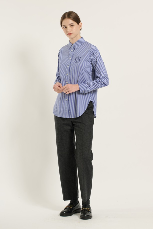 [25WT] 빅로고 스트라이프 셔츠 - M BLUE(블루)는 여성용 셔츠/블라우스입니다. 봄, 여름에 착용하기 좋은 얇은 두께의 면 소재 레귤러핏 셔츠로, 베이직하고 클래식한 스타일을 연출합니다. 차이나칼라, 긴 소매, 버튼 여밈 방식이며, 뻣뻣한 촉감과 빅로고 디테일이 특징입니다. 출근룩, 오피스룩, 비즈니스 캐주얼에 활용하기 좋으며, 클래식하고 미니멀한 스타일을 선호하는 분들께 추천합니다. 스트라이프 패턴과 빅로고 디자인이 돋보이는 셔츠입니다.
