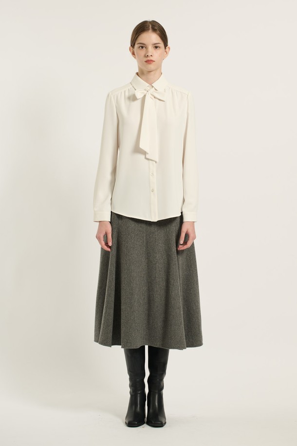 [25WT] 셔츠카라 타이 블라우스 - IVORY B5D9B40413는 여성스러운 실루엣을 연출하는 아이보리 컬러의 블라우스입니다. 셔츠 카라 디자인과 타이 디테일이 클래식하면서도 엘레강스한 분위기를 선사합니다. 봄, 가을 시즌에 적합하며, 레귤러 핏과 긴 소매 기장으로 편안하게 착용할 수 있습니다. 오피스룩, 모임룩, 소개팅룩 등 다양한 TPO에 활용 가능하며, 미니멀, 로맨틱 스타일을 즐기는 분들께 추천합니다. 무지 디자인으로 어떤 하의와도 쉽게 매치할 수 있어 활용도가 높습니다.
