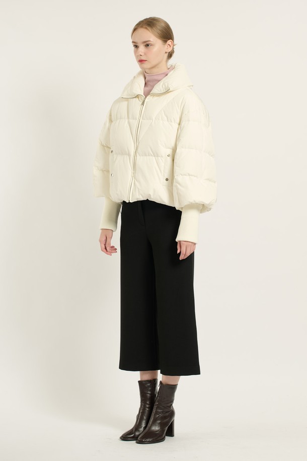 [25WT] 니트 소매 덕 다운 - 아이보리 B5D9F87613는 캐주얼하고 베이직한 스타일의 여성용 덕다운 패딩입니다. 겨울철에 적합하며, 두꺼운 두께감으로 따뜻함을 제공합니다. 부드러운 촉감의 니트 소재 소매가 특징이며, 무지 디자인에 오버핏으로 편안하게 착용할 수 있습니다. 집업 스타일로 간편하게 여밀 수 있으며, 안감은 패딩 처리되어 보온성을 높였습니다. 아이보리 색상으로 다양한 룩에 활용하기 좋습니다.
