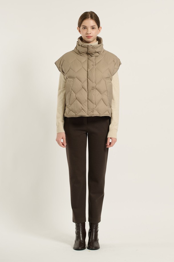 [25WT] 다이아 베스트 덕 다운 - M BEIGE B5D9F87872는 겨울철 캐주얼룩을 위한 여성 베스트입니다. 부드러운 촉감의 덕다운 소재, 두꺼운 두께감으로 따뜻함을 선사하며, 다이아몬드 퀼팅 패턴이 돋보입니다. 크롭 기장에 오버핏으로 디자인되어 편안한 착용감을 제공하며, 하이넥과 집업 여밈 방식으로 보온성을 높였습니다. 캠핑룩, 미니멀, 클래식 스타일 연출에 활용하기 좋습니다. 베이지 컬러로 다양한 겨울 스타일링에 매치하기 용이합니다.
