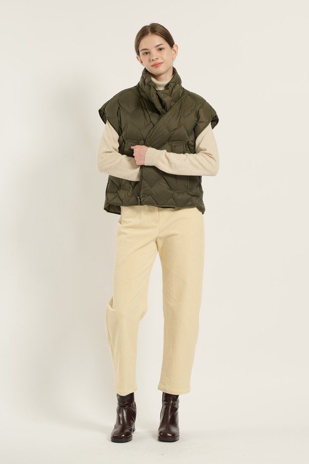 [25WT] 다이아 베스트 덕 다운 - KHAKI B5D9F87845는 여성용 캐주얼 패딩 베스트입니다. 겨울철에 적합하며, 부드러운 촉감의 덕다운 충전재와 두꺼운 두께로 따뜻함을 제공합니다. 카키색 무지 디자인에 레귤러핏과 레귤러 기장으로 제작되었으며, 퀄팅 디자인이 특징입니다. 스냅 여밈 방식으로 간편하게 착용할 수 있으며, 민소매 스타일로 레이어드 연출에 용이합니다. 캐주얼, 미니멀, 클래식 스타일을 선호하는 고객에게 적합합니다.
