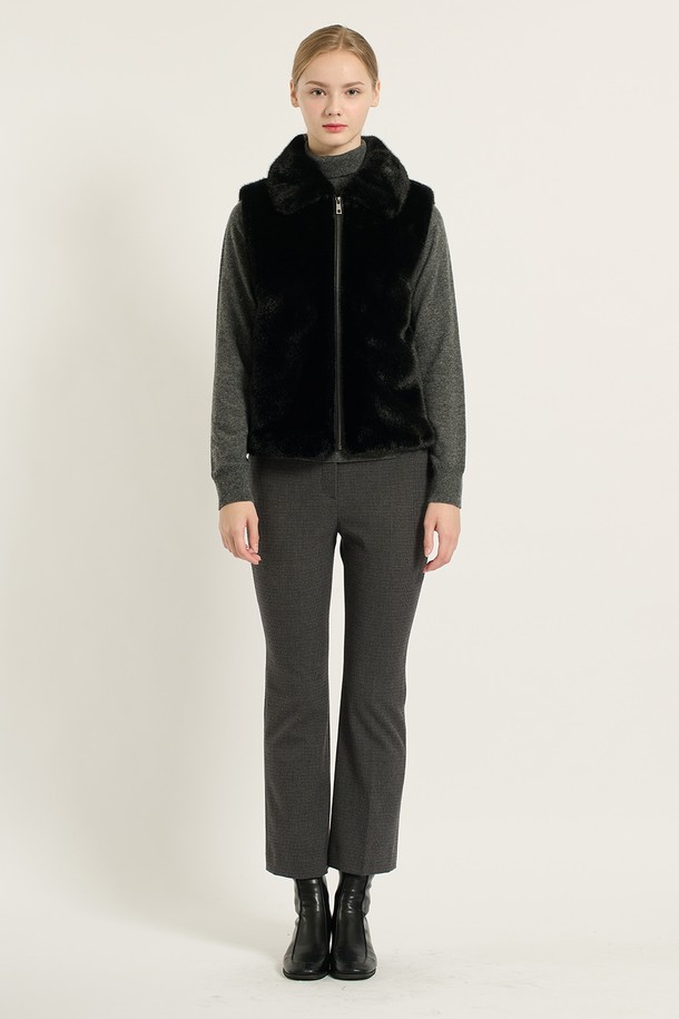 [25WT] 페이크 퍼 베스트 - BLACK B5D9F97199는 여성들을 위한 아우터 카테고리의 베스트 상품입니다. 가을과 겨울에 착용하기 좋은 두꺼운 두께감의 페이크 퍼 소재로 제작되어 부드러운 촉감을 선사합니다. 블랙 컬러의 무지 디자인에 크롭 기장과 레귤러핏으로 베이직하면서도 클래식한 스타일을 연출하며, 민소매와 퍼 카라 디테일이 특징입니다. 모임룩이나 미니멀한 스타일을 선호하는 분들께 추천하는 아이템입니다.
