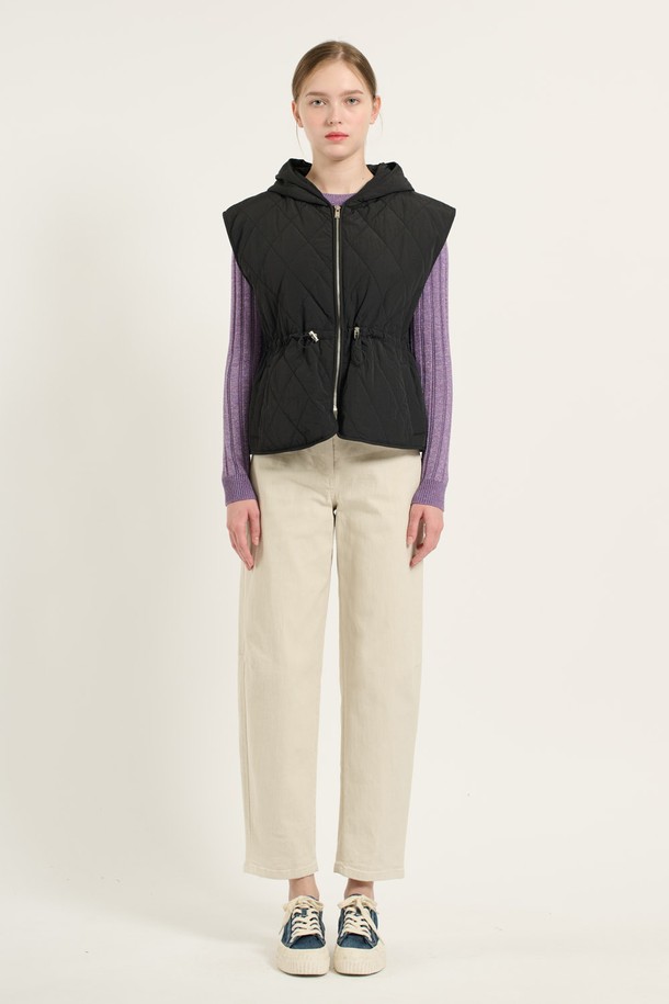 [25WT] 스트링 후드 퀼팅 베스트 - BLACK B5D9G17199는 가을, 겨울철에 따뜻하게 착용할 수 있는 여성용 베스트입니다. 블랙 색상의 퀼팅 패턴으로 캐주얼하고 스포티한 스타일을 연출하며, 레귤러 핏으로 편안하게 착용 가능합니다. 부드러운 폴리에스테르 소재로 제작되어 촉감이 좋으며, 두꺼운 두께감으로 보온성을 높였습니다. 후드 디자인과 스트링 디테일로 포인트를 더하여 산책룩, 캠핑룩 등 다양한 TPO에 활용하기 좋습니다. 민소매 디자인으로 활동성을 높였으며, 미니멀한 스타일을 선호하는 분들께 추천합니다.
