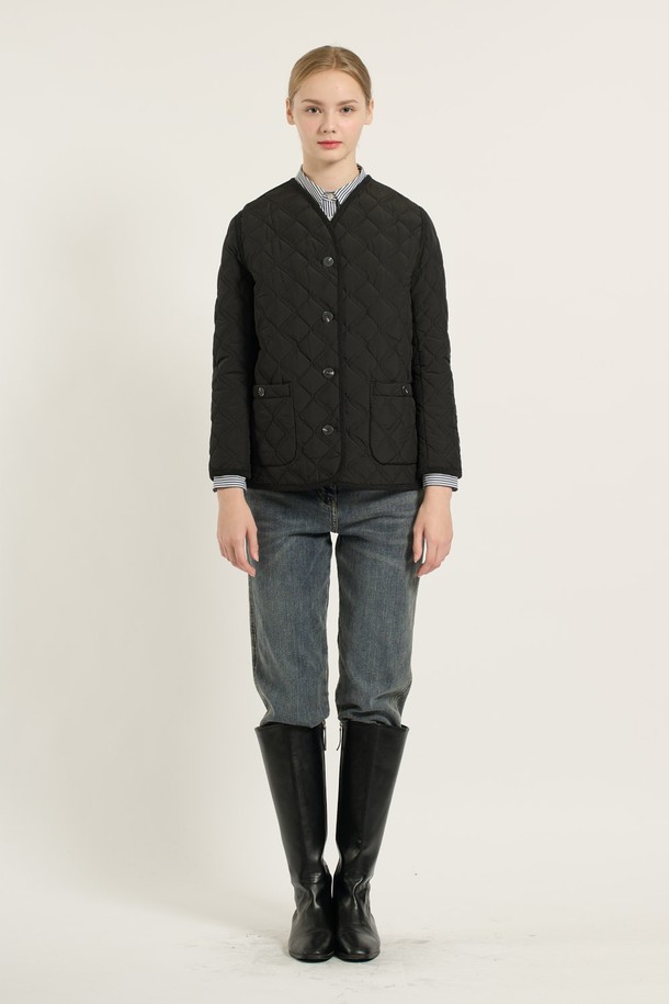 [25WT] 브이넥 바인딩 퀼팅 - BLACK B5D9G87699는 여성용 아우터 점퍼입니다. 가을과 겨울에 적합하며, 베이직하고 캐주얼한 스타일을 연출할 수 있습니다. 블랙 색상의 퀼팅 패턴, 레귤러 기장의 두꺼운 두께감으로 따뜻함을 더합니다. 브이넥 디자인과 버튼 여밈 방식, 레귤러 핏으로 편안하게 착용할 수 있으며, 바인딩 디테일이 특징입니다. 캐주얼, 클래식, 미니멀 무드를 즐기는 분들께 추천합니다.
