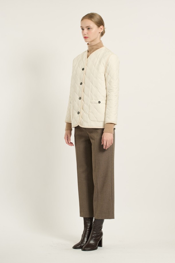 아이보리 컬러의 [25WT] 브이넥 바인딩 퀼팅 점퍼입니다. 가을과 겨울에 착용하기 좋은 두꺼운 두께감으로, 캐주얼하고 베이직한 스타일을 연출합니다. 크롭 기장에 7부 소매, 브이넥 디자인과 바인딩 디테일이 특징입니다. 레귤러핏으로 편안하게 착용 가능하며, 퀼팅 패턴이 돋보입니다. 일상복으로 활용하기 좋은 여성 점퍼입니다.
