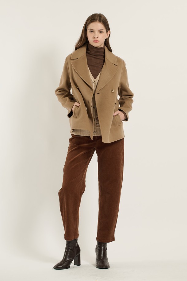 세련된 무드의 여성 [25WT] 더블 단추 핸드메이드 재킷입니다. 베이지 컬러와 울 소재, 두꺼운 두께감으로 가을, 겨울 시즌에 따뜻하고 포근하게 착용할 수 있습니다. 클래식하고 미니멀한 디자인에 테일러드 칼라와 레귤러핏으로 세련된 실루엣을 연출합니다. 오피스룩, 출근룩, 모임룩 등 다양한 TPO에 활용 가능한 아이템입니다. 긴 소매 기장과 핸드메이드 코트 타입으로 완성도를 높였습니다.
