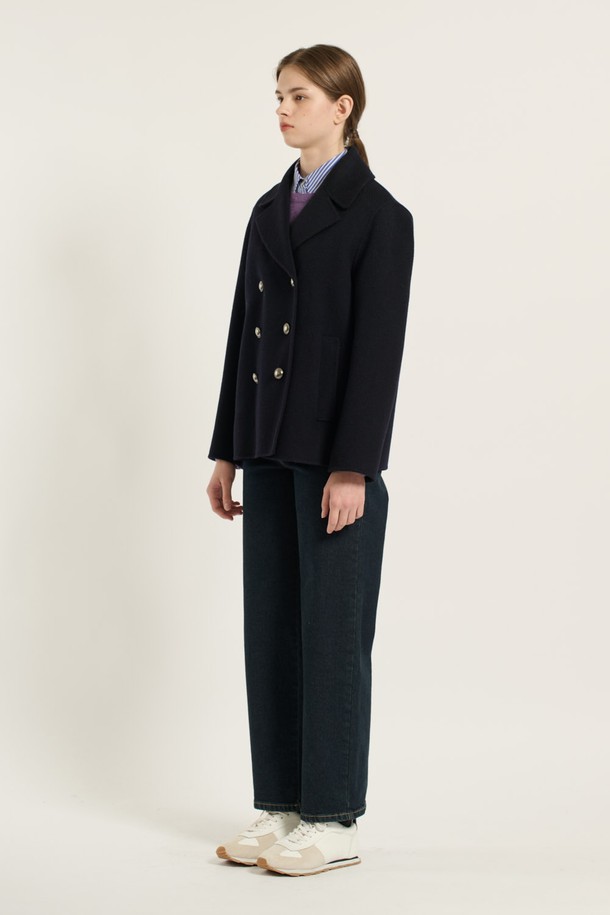 [25WT] 더블 단추 핸드메이드 재킷 - DARK NAVY B5D9H80156는 가을과 겨울, 당신의 품격을 높여줄 여성용 아우터입니다. 다크 네이비 컬러의 무지 디자인으로, 클래식하고 미니멀한 스타일을 연출합니다. 울 소재와 두꺼운 두께감으로 따뜻함을 선사하며, 레귤러핏과 레귤러 기장으로 편안한 착용감을 제공합니다. 더블 버튼 디테일이 돋보이는 핸드메이드 코트로, 오피스룩, 출근룩, 모임룩 등 다양한 TPO에 활용 가능합니다.
