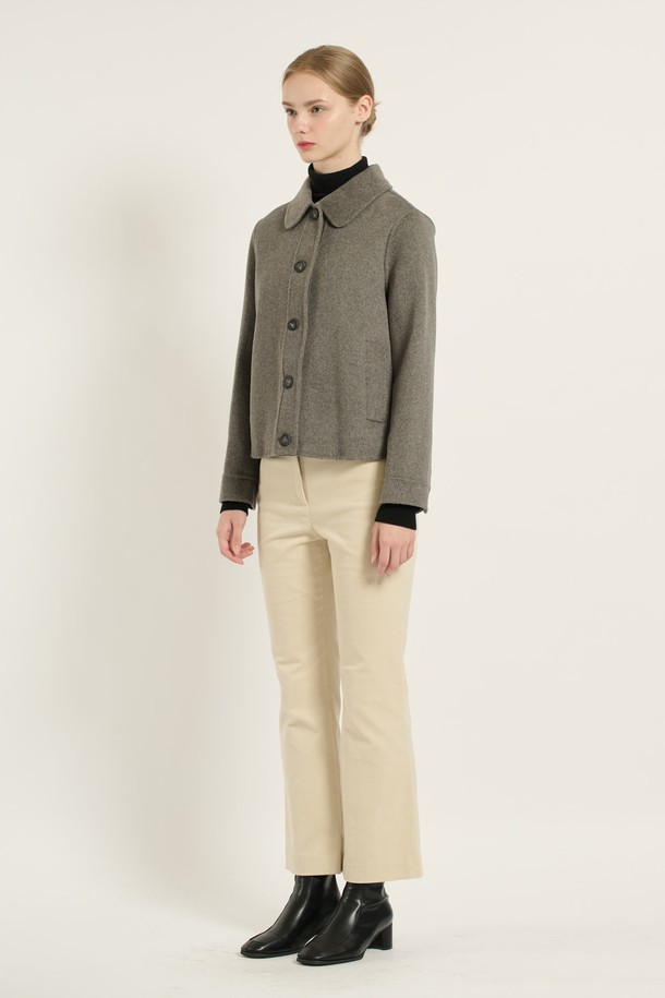 [25WT] 스탠카라 크롭 핸드메이드 재킷은 여성용 아우터로, 가을과 겨울에 착용하기 좋은 두꺼운 울 소재의 재킷입니다. 미니멀하고 클래식한 스타일을 추구하며, 오피스룩, 출근룩, 모임룩에 적합합니다. 그레이 컬러의 무지 패턴으로, 레귤러핏과 스탠카라 디자인, 버튼 여밈 방식, 긴 소매 기장, 크롭 기장이 특징입니다. 핸드메이드 방식으로 제작되어 고급스러운 분위기를 연출하며, 클래식, 미니멀, 시크 스타일을 좋아하는 여성분들께 추천합니다.
