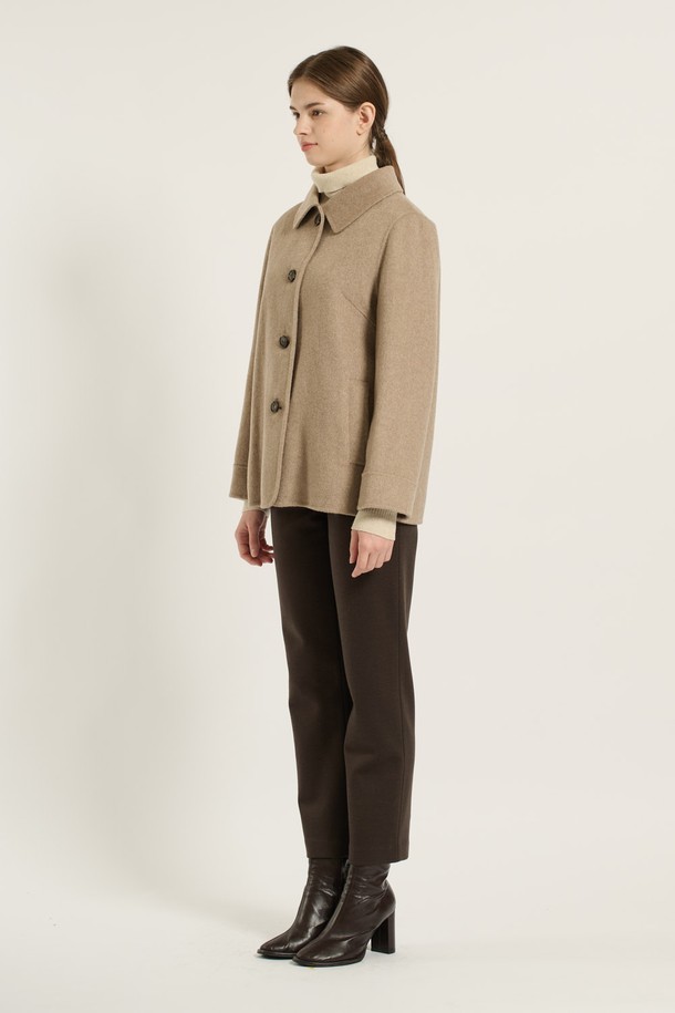 세련된 무드를 연출하는 [25WT] 싱글 브레스트 핸드메이드 하프 코트입니다. 부드러운 촉감의 울 소재로 제작되어 가을, 겨울 시즌에 따뜻하게 착용할 수 있습니다. 베이지 컬러의 무지 디자인과 레귤러핏, 하프 기장으로 미니멀하고 클래식한 스타일을 완성합니다. 싱글 버튼 여밈 방식과 긴 소매 디자인으로 출근룩, 오피스룩, 모임룩 등 다양한 TPO에 활용 가능합니다. 핸드메이드 공법으로 제작되어 높은 퀄리티를 자랑하는 싱글 코트입니다.
