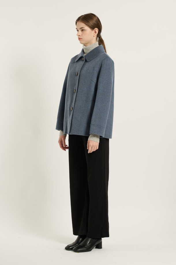 [25WT] 싱글 브레스트 핸드메이드 하프 코트 - M BLUE B5D9H87253는 가을, 겨울 시즌에 어울리는 여성용 하프 코트입니다. 클래식하고 미니멀한 스타일로, 울 소재 특유의 부드러운 촉감과 두꺼운 두께감이 특징입니다. 핸드메이드 방식으로 제작되어 고급스러움을 더하며, 싱글 버튼 여밈 방식으로 깔끔한 실루엣을 연출합니다. 레귤러핏으로 제작되어 편안한 착용감을 제공하며, 출근룩, 오피스룩, 모임룩 등 다양한 TPO에 활용 가능합니다.
