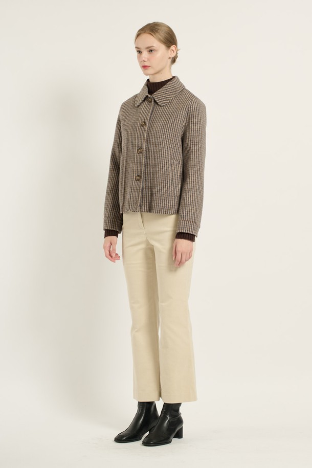 [25WT] 스탠카라 크롭 체크 핸드메이드 재킷은 여성용 아우터로, 가을과 겨울에 착용하기 좋은 두꺼운 울 소재의 재킷입니다. 베이지 컬러에 클래식하고 미니멀한 무드의 체크 패턴이 특징이며, 스탠카라 디자인과 크롭 기장으로 세련된 실루엣을 연출합니다. 핸드메이드 방식으로 제작되어 높은 퀄리티를 자랑하며, 레귤러핏으로 제작되어 편안한 착용감을 제공합니다. 버튼 여밈 방식과 긴 소매 기장으로 오피스룩, 출근룩, 모임룩 등 다양한 TPO에 활용할 수 있습니다.
