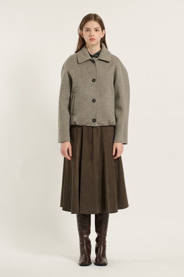 [25WT] 스탠카라 스트링볼륨 핸드메이드 재킷은 여성용 아우터입니다. 클래식하고 미니멀한 스타일의 그레이 컬러 자켓으로, 가을과 겨울에 착용하기 좋습니다. 울 소재의 두꺼운 두께감과 뻣뻣한 촉감이 특징이며, 핸드메이드 방식으로 제작되어 볼륨감 있는 실루엣을 연출합니다. 레귤러핏에 버튼 여밈 방식이며, 크롭 기장과 긴 소매 디자인으로 세련된 오피스룩, 출근룩, 모임룩을 완성해보세요.
