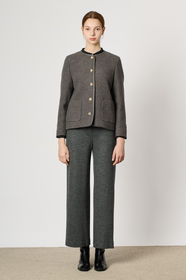 [25WT] 라운드넥 트위드 재킷 - M GRAY B5D9J10616은 클래식하고 미니멀한 스타일을 추구하는 여성 의류입니다. 두꺼운 울 소재로 제작되어 봄, 가을에 착용하기 좋으며, 레귤러 핏과 긴 소매 기장으로 편안함을 더했습니다. 크롭 기장의 그레이 컬러 트위드 재킷으로, 버튼 디테일이 포인트로 더해져 오피스룩, 모임룩, 데이트룩 등 다양한 TPO에 활용할 수 있습니다. 뻣뻣한 촉감과 세련된 디자인은 시크한 무드를 연출합니다.
