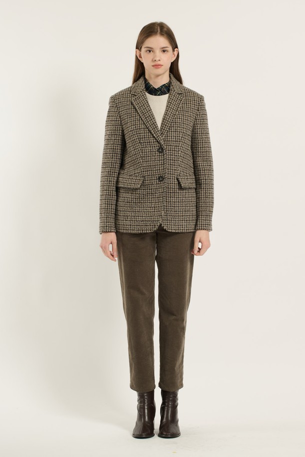 [25WT] 부클 체크 재킷 - M BROWN B5D9J10779는 부드러운 부클 소재로 제작된 여성용 자켓입니다. 브라운 컬러의 클래식한 체크 패턴이 특징이며, 가을과 겨울에 따뜻하게 착용할 수 있습니다. 싱글 버튼 여밈 방식과 테일러드 코트 타입으로, 오피스룩, 출근룩, 모임룩 등 다양한 TPO에 활용 가능합니다. 레귤러핏과 긴 소매 기장으로 편안함을 더했으며, 포켓 디테일이 돋보입니다. 클래식하고 미니멀한 스타일을 연출하기에 좋은 아이템입니다.
