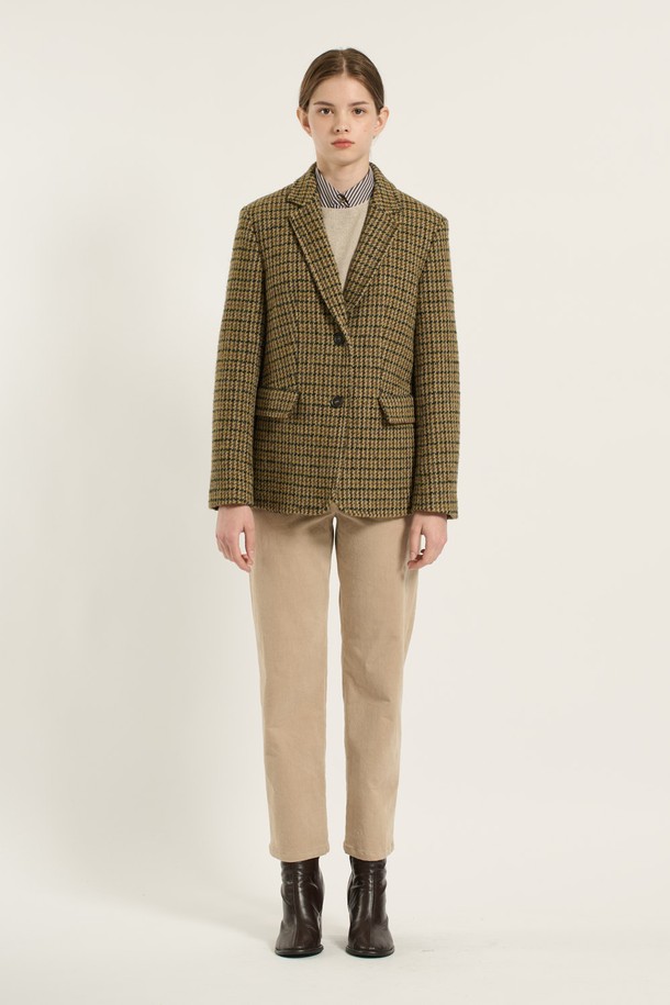 [25WT] 부클 체크 재킷 - MUSTARD B5D9J10733는 가을, 겨울 시즌에 어울리는 여성용 크롭 자켓입니다. 부드러운 촉감의 부클 소재와 두꺼운 두께감으로 따뜻함을 선사하며, 클래식한 무드의 체크 패턴이 특징입니다. 싱글 버튼 여밈 방식과 레귤러 핏으로 편안하게 착용 가능하며, 데이트룩, 모임룩, 출근룩 등 다양한 TPO에 활용할 수 있습니다. 미니멀, 시크 스타일을 즐기는 분들께 추천하며, 긴 소매와 크롭 디자인으로 세련된 실루엣을 연출합니다.
