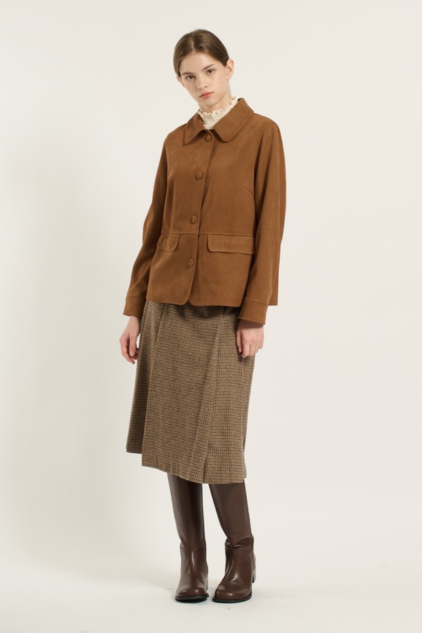 [25WT] 인조 스웨이드 재킷 - CAMEL B5D9J11480은 여성용 자켓으로, 부드러운 촉감의 인조 스웨이드와 인조 가죽 소재로 제작되었습니다. 봄, 가을에 어울리는 얇은 두께의 레귤러핏 테일러드 코트 타입이며, 카멜 컬러의 무지 디자인이 특징입니다. 싱글 버튼 여밈 방식과 긴 소매, 포켓 디테일이 돋보이는 클래식하고 미니멀한 스타일의 재킷입니다. 오피스룩, 출근룩, 모임룩 등 다양한 TPO에 시크하게 매치할 수 있습니다.
