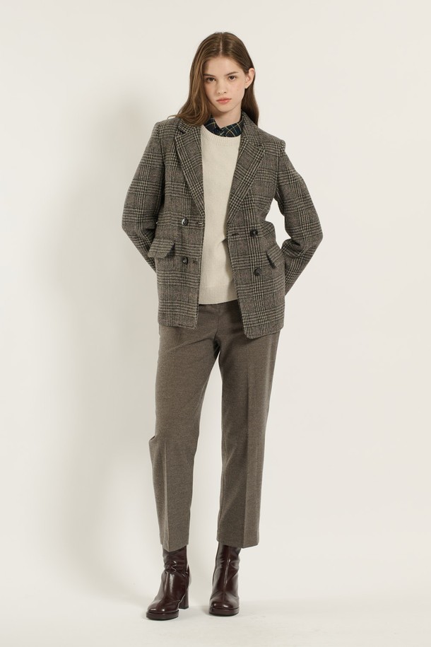**[25WT] 더블단추의 테일러드카라 재킷 - MULTI M GRAY B5D9J11597**

가을과 겨울, 당신의 스타일을 한층 끌어올릴 여성 테일러드 재킷입니다. 클래식하고 베이직한 무드의 그레이 컬러 체크 패턴으로, 오피스룩, 출근룩, 모임룩 등 다양한 TPO에 활용 가능합니다. 레귤러핏에 두꺼운 울 소재로 제작되어 보온성을 높였으며, 더블 버튼 여밈과 테일러드 카라 디테일로 시크하고 미니멀한 스타일을 연출합니다. 긴 소매 기장과 크롭 기장이 세련된 실루엣을 완성합니다.
