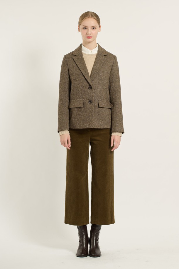 [25WT] 테일러드 투버튼 헤링본 자켓 - DARK BEIGE B5D9J17273는 가을, 겨울 시즌에 어울리는 여성용 테일러드 재킷입니다. 클래식하고 베이직한 스타일의 다크 베이지 컬러 헤링본 패턴으로, 오피스룩, 출근룩, 모임룩 등 다양한 TPO에 활용하기 좋습니다. 울 소재로 제작되어 두꺼운 두께감을 자랑하며, 레귤러 핏과 긴 소매 기장, 투버튼 여밈 방식, 그리고 포켓 디테일이 특징입니다. 크롭 기장으로 세련된 실루엣을 연출하며, 미니멀한 스타일을 선호하는 분들께 추천합니다.