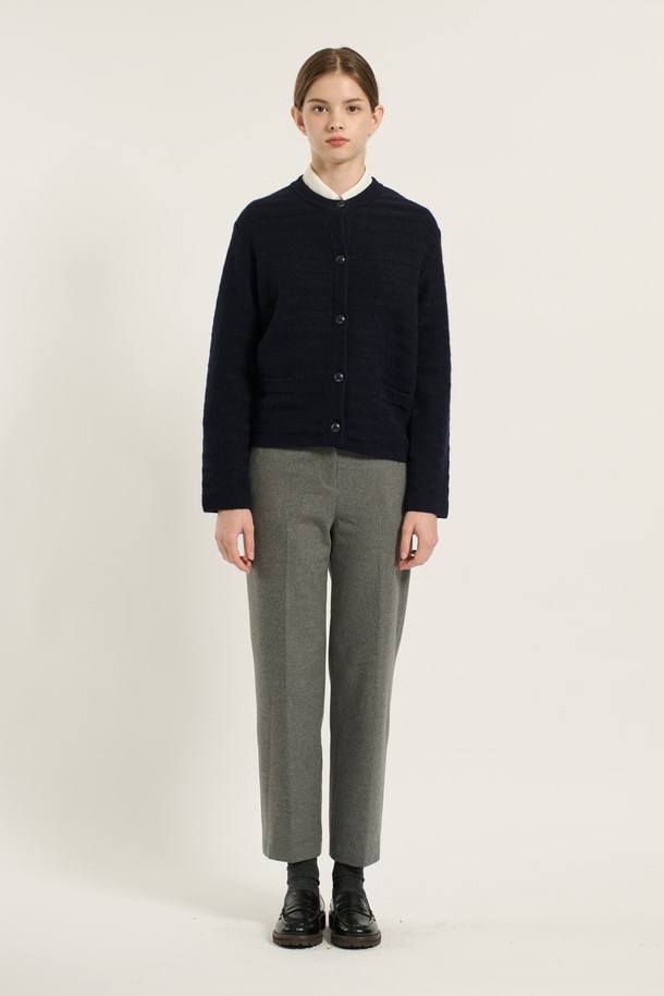 [25WT] 글리터 텍스처 스트라이프 가디건 - DARK NAVY B5D9K10256은 여성용 가디건으로, 다크 네이비 컬러에 글리터 텍스처 스트라이프 패턴이 돋보입니다. 봄, 가을 시즌에 적합하며, 베이직한 스타일을 연출하기 좋습니다. 부드러운 니트 소재로 제작되어 편안한 착용감을 제공하며, 레귤러 핏과 라운드넥 디자인으로 깔끔한 실루엣을 선사합니다. 크롭 기장에 긴 소매 디테일이 더해져 미니멀, 클래식, 캐주얼 룩에 모두 잘 어울립니다.
