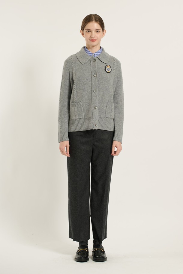 [25WT] 케이블 카라 가디건 - MULTI M GRAY (멀티 M 그레이) B5D9K10897는 여성용 케이블 카라 가디건입니다. 두꺼운 두께감의 니트 소재로 제작되어 가을, 겨울철에 따뜻하게 착용할 수 있습니다. 베이직하고 클래식한 스타일로, 레귤러핏과 레귤러 기장으로 편안한 착용감을 선사합니다. 차분한 그레이 컬러에 멀티 컬러 디테일이 더해져 포인트를 주며, 버튼 여밈 방식으로 간편하게 착용 가능합니다. 출근룩과 모임룩, 그리고 미니멀, 캐주얼, 클래식 스타일을 즐겨 입는 고객에게 추천합니다.
