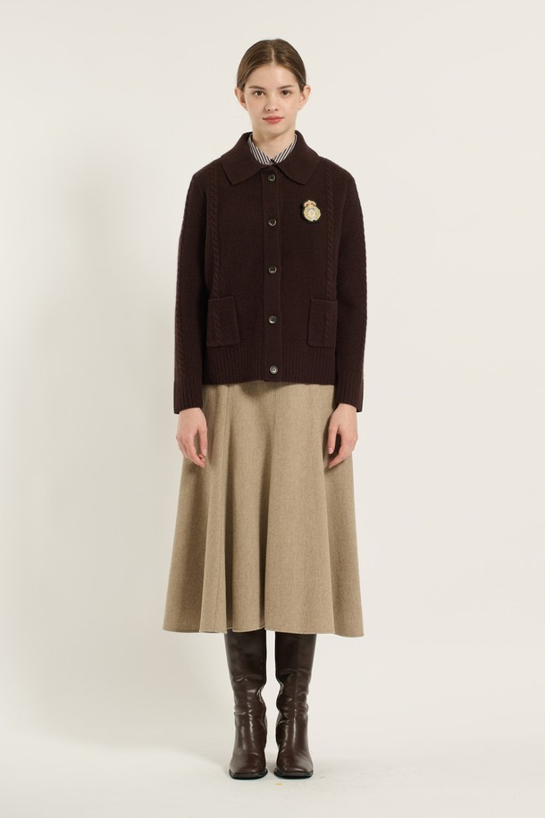 [25WT] 케이블 카라 가디건 - DARK BROWN B5D9K10875는 깊이 있는 다크 브라운 컬러의 여성용 가을/겨울 가디건입니다. 울 소재로 제작되어 부드러운 촉감과 두꺼운 두께감으로 따뜻함을 선사하며, 클래식한 무드의 케이블 패턴이 돋보입니다. 카라 디자인과 긴 소매, 레귤러 핏으로 세련된 실루엣을 연출하며, 버튼 여밈으로 간편하게 착용할 수 있습니다. 데이트룩, 모임룩 등 다양한 TPO에 활용 가능하며, 미니멀하면서도 클래식한 스타일을 완성합니다.
