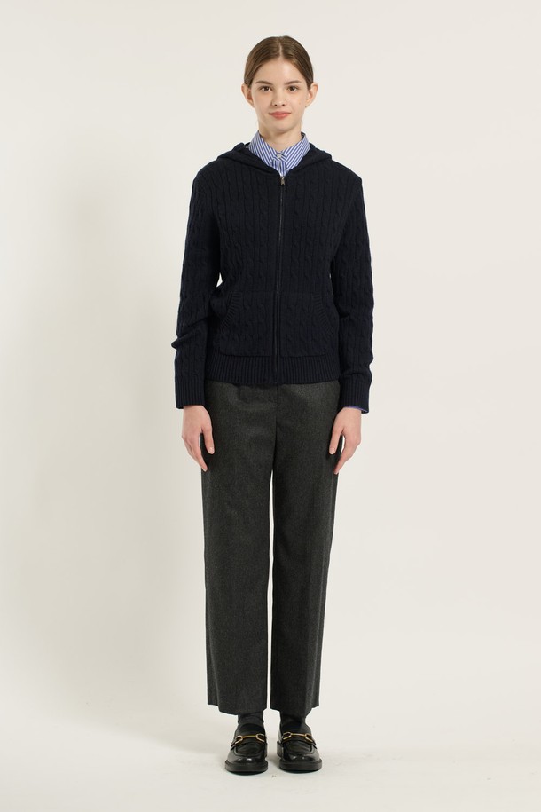 [25WT] 케이블 후드 집업 가디건 - NAVY B5D9K17255는 부드러운 니트 소재로 제작된 여성용 가디건입니다. 네이비 컬러에 케이블 패턴이 돋보이며, 레귤러 핏으로 편안하게 착용할 수 있습니다. 후드 디테일과 집업 디자인으로 캐주얼하고 미니멀한 스타일을 연출합니다. 간절기 시즌, 산책이나 집콕 시 따뜻하고 포근하게 걸치기 좋습니다. 봄, 가을에 어울리는 두꺼운 두께감으로 활용도가 높습니다.

