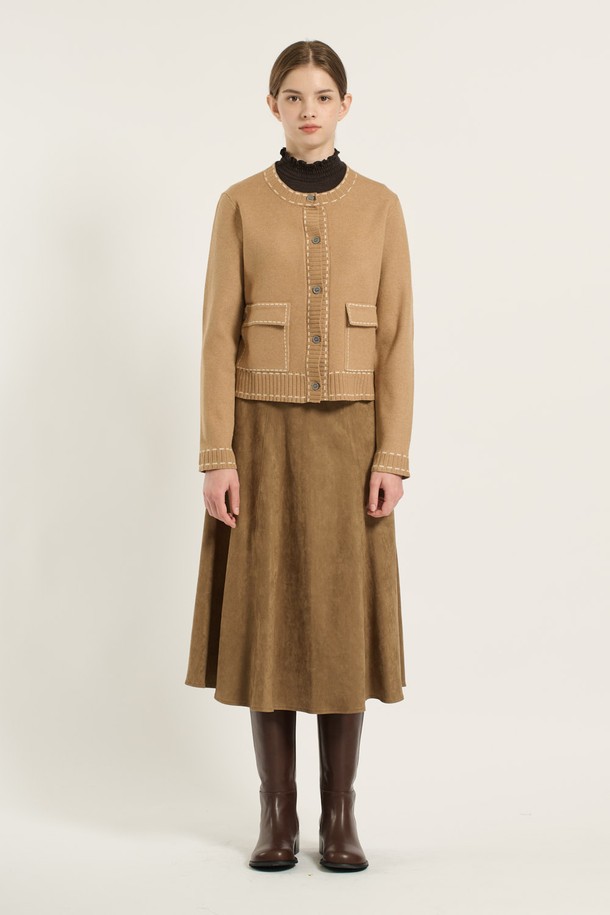 [25WT] 스티치 배색 가디건 - CAMEL B5D9K17780은 여성용 가디건으로, 봄, 가을에 착용하기 좋은 아이템입니다. 부드러운 니트 소재로 제작되어 편안한 착용감을 선사하며, 레귤러핏과 라운드넥 디자인으로 베이직하면서도 활용도 높은 스타일을 연출합니다. 카멜 컬러에 스티치 배색 디테일이 더해져 포인트를 주며, 긴 소매 기장과 중간 두께감으로 간절기부터 초겨울까지 폭넓게 활용할 수 있습니다. 출근룩, 모임룩 등 다양한 TPO에 클래식, 미니멀, 캐주얼 스타일로 코디하기 좋습니다.
