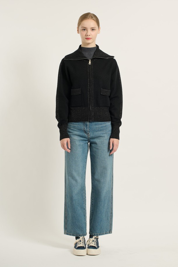 [25WT] 와이드 카라 니트 집업 - BLACK B5D9K17999는 여성용 상의 니트/스웨터입니다. 가을, 겨울에 착용하기 좋으며, 일상 및 캐주얼 룩에 적합합니다. 블랙 컬러의 레귤러핏 제품으로, 클래식, 모던, 캐주얼 스타일을 연출할 수 있습니다. 폴리에스테르, 레이온, 아크릴, 나일론 혼방 소재로 제작되었으며, 부드러운 촉감과 보통 두께감으로 편안하게 착용할 수 있습니다. 와이드 카라 넥 라인과 긴 소매, 지퍼 여밈 방식, 포켓 및 리브 짜임 디자인으로 포인트를 더했습니다.
