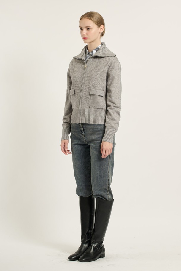 [25WT] 와이드 카라 니트 집업은 여성 의류로, 일상 및 캐주얼 스타일을 위한 니트/스웨터입니다. M GRAY (그레이) 컬러의 레귤러핏 긴소매 디자인으로, 봄, 가을, 겨울 계절에 착용하기 좋습니다. 와이드 카라와 포켓 디테일이 돋보이며, 무지 또는 골지 패턴으로 베이직하면서도 캐주얼한 무드를 연출합니다. 출근룩, 미니멀, 클래식 스타일에도 잘 어울리는 활용도 높은 아이템입니다.
