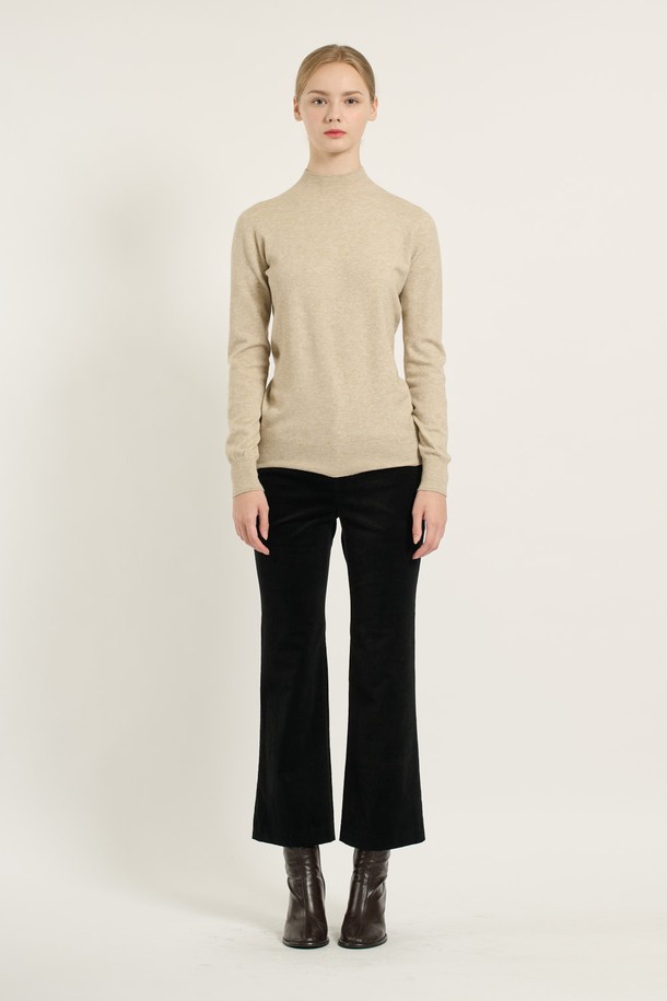 세련된 무드의 여성 [25WT] 반하이넥 니트 - LIGHT BEIGE B5D9K47971입니다. 부드러운 촉감의 폴리에스터, 아크릴, 나일론, 모, 레이온 혼방 소재로 제작되어 가을, 겨울 시즌에 따뜻하게 착용하기 좋습니다. 레귤러핏에 반하이넥 디자인으로 클래식, 모던, 베이직한 스타일을 연출하며, 오피스룩, 출근룩, 모임룩 등 다양한 TPO에 활용 가능합니다. 라이트 베이지, 브라운, 미디엄 그레이, 블랙 4가지 다채로운 컬러로 만나보세요. 골지 패턴으로 포인트를 더했으며, 핏은 레귤러, 소매는 긴 기장입니다.
