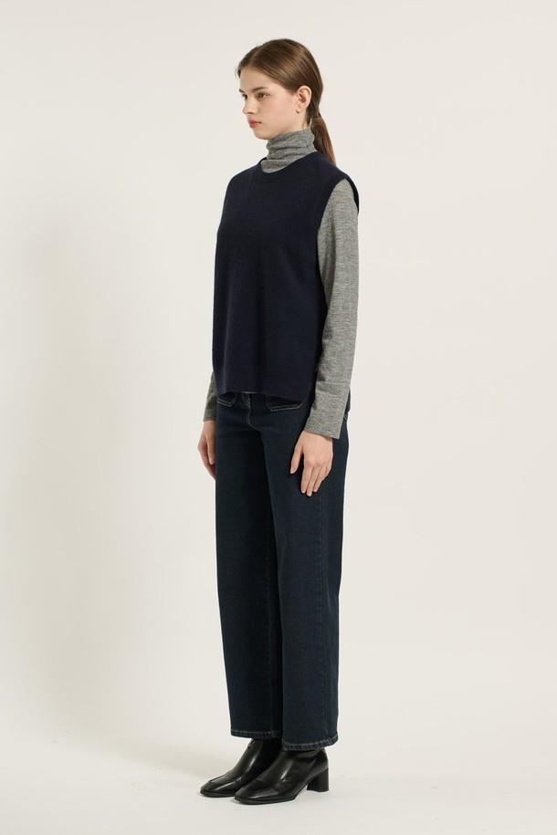 [25WT] 슬릿 디테일 라운드넥 니트 베스트 - DARK NAVY (다크 네이비) B5D9K50156는 여성용 상의 베스트입니다. 모, 면, 울 혼방 소재로 제작되어 부드러운 촉감과 보온성을 제공하며, 라운드넥 디자인과 레귤러핏으로 편안하게 착용할 수 있습니다. 무지 패턴에 슬릿 디테일이 더해져 세련된 느낌을 주는 이 베스트는 봄, 가을, 겨울 모두 활용 가능하며, 일상 및 캐주얼 스타일 모두 연출할 수 있습니다. 민소매 디자인으로 다양한 레이어링이 가능합니다.
