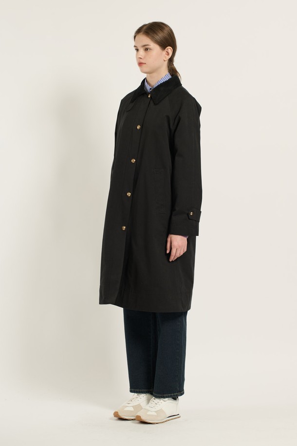 [25WT] 래글런 라이너 트렌치 코트 - BLACK B5D9N70299는 여성의 겨울, 가을, 봄을 책임질 아우터입니다. 블랙(Black) 컬러의 무지 디자인으로, 래글런 소매와 금장 버튼 디테일, 카라 배색이 특징입니다. 안쪽 라이너 탈부착이 가능하며, 롱 또는 미디엄 기장으로 출시되었습니다. 면, 폴리에스터, 나일론 혼방 소재에 부드러운 촉감과 두꺼운 두께감으로 보온성을 더했습니다. 레귤러핏 싱글버튼 방식으로, 출근룩, 여행룩, 오피스룩 등 다양한 TPO에 클래식, 미니멀, 캐주얼 스타일을 연출할 수 있습니다.
