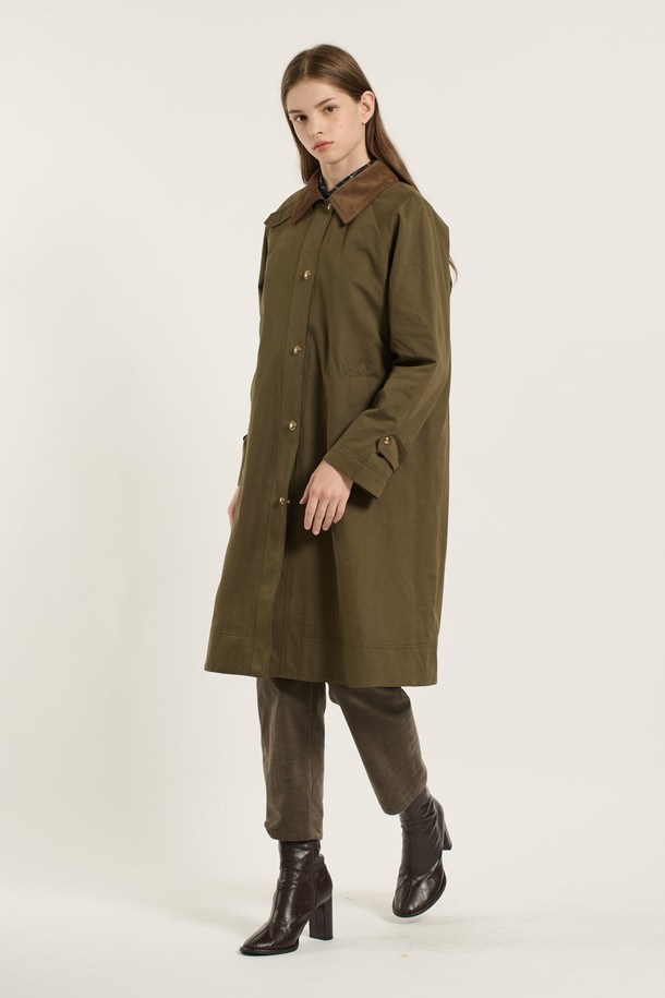 [25WT] 래글런 라이너 트렌치 코트 - KHAKI BROWN B5D9N70285는 클래식, 베이직, 캐주얼 스타일을 아우르는 여성용 트렌치 코트입니다. 카키 브라운, 블랙 두 가지 색상으로 출시되었으며, 봄, 가을, 겨울, 간절기 모두 착용 가능합니다. 무지 패턴에 롱 기장, 래글런 소매 디자인으로 편안한 착용감을 선사하며, 탈부착 라이너가 있어 보온성을 조절할 수 있습니다. 면, 폴리에스터, 나일론 혼방 소재로 제작되었으며, 부드러우면서도 튼튼한 촉감을 느낄 수 있습니다. 싱글 버튼과 스냅 여밈 방식, 히든 버튼 디테일로 깔끔한 디자인을 완성했습니다. 출근룩, 오피스룩, 모임룩 등 다양한 TPO에 활용 가능합니다.
