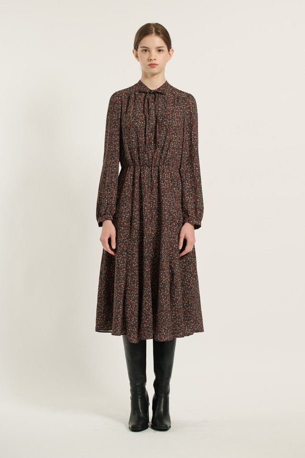 [25WT] 타이 플레어 프린트 원피스 - DARK BROWN B5D9O60175는 여성스러운 분위기를 자아내는 플레어 원피스입니다. 다크 브라운 및 엠 베이지 컬러로 출시되었으며, 플라워 프린트가 돋보이는 디자인입니다. 가을, 겨울, 간절기에 어울리는 얇은 두께감과 부드러운 촉감의 폴리에스터 소재로 제작되었습니다. 타이넥과 롱 기장의 A라인 플레어 스커트가 우아하고 세련된 스타일을 완성하며, 오피스룩, 하객룩, 데이트룩에 적합합니다. 레귤러핏으로 편안하게 착용 가능하며, 클래식, 로맨틱, 미니멀한 무드를 연출합니다.
