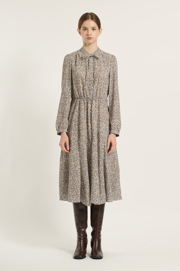 세련된 분위기를 연출하는 [25WT] 타이 플레어 프린트 원피스 - M BEIGE B5D9O60172입니다. 부드러운 폴리에스테르 소재로 제작되어 편안한 착용감을 선사하며, 가을과 겨울에 어울리는 긴 소매 디자인입니다. 플라워 프린트와 A라인 플레어 스커트가 페미닌하고 우아한 무드를 자아내며, 리본넥 디테일로 여성스러움을 더했습니다. 하객룩이나 모임룩으로 활용하기 좋으며, 클래식, 로맨틱, 미니멀 스타일을 즐겨 입는 여성분들께 추천합니다.
