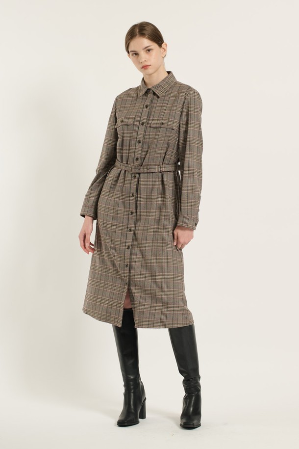 세련된 체크 패턴과 M BROWN 컬러가 돋보이는 [25WT] 체크 소재 셔츠형 원피스입니다. 부드러운 촉감과 유연함을 선사하는 폴리에스터, 레이온, 폴리우레탄, 면 혼방 소재로 제작되어 편안한 착용감을 제공합니다. 허리 벨트가 포함되어 있어 슬림핏 또는 레귤러핏으로 연출 가능하며, 버튼 디테일과 앞면 버튼으로 클래식하고 우아한 분위기를 더합니다. 긴 소매 기장과 카라 디자인은 봄, 가을, 겨울, 그리고 사계절 모두 활용 가능하며, 출근룩, 데이트룩, 오피스룩 등 다양한 TPO에 맞춰 세련된 스타일을 완성해 보세요.
